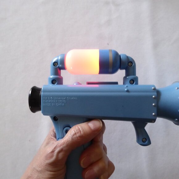 THINKWAY TOYS 9” DESPICABLE ME MINIONS FART BLASTER LIGHT & SOUND GUN (WORKING) - Picture 8 of 9